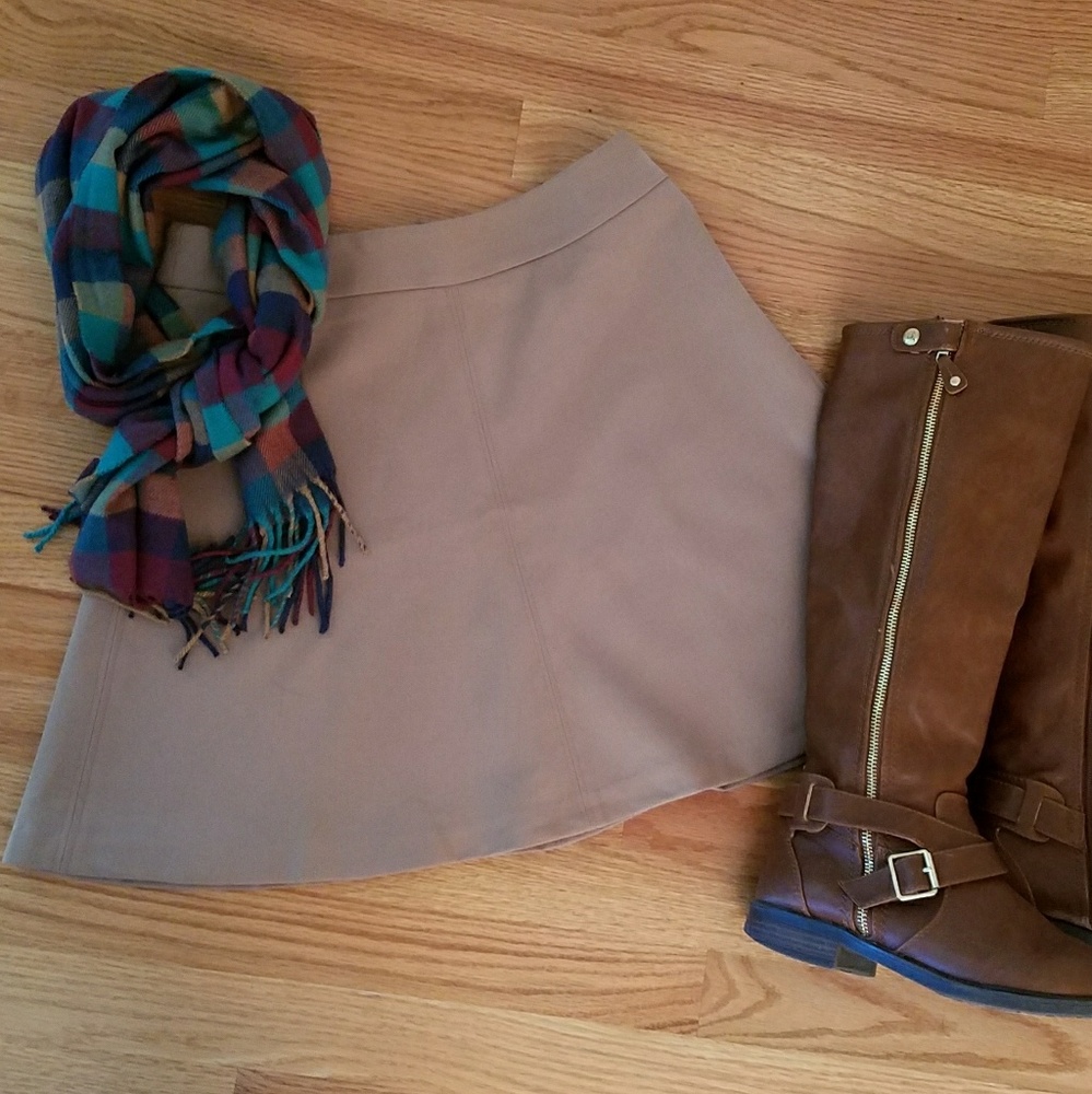 Loft ponte lined flippy skirt tan size 2P